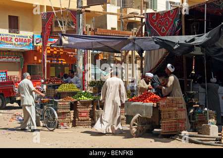 Vendeur de rue habillés en galabiya jalabiya / vente de fruits et légumes à l'échoppe de marché à Louxor, Égypte, Afrique du Nord Banque D'Images