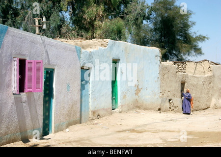 Bédouine dans la rue avec des maisons traditionnelles dans l'Farafra Oasis dans le désert occidental, l'Égypte, l'Afrique du Nord Banque D'Images