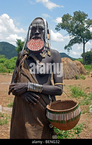 Close up of tribal femme Mursi avec grande plaque d'argile dans la région de Percé la lèvre inférieure, en vallée de l'Omo, Ethiopie, Afrique de l'Est Banque D'Images