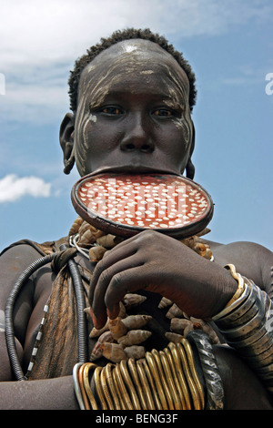 Close up of tribal femme Mursi avec grande plaque d'argile dans la région de Percé la lèvre inférieure, en vallée de l'Omo, Ethiopie, Afrique de l'Est Banque D'Images