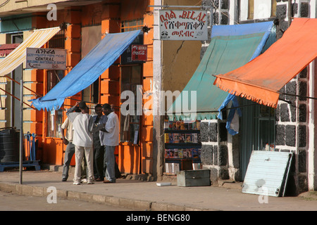 Boutiques dans l'rue à Gondar / Gonder, Ethiopie, Afrique de l'Est Banque D'Images