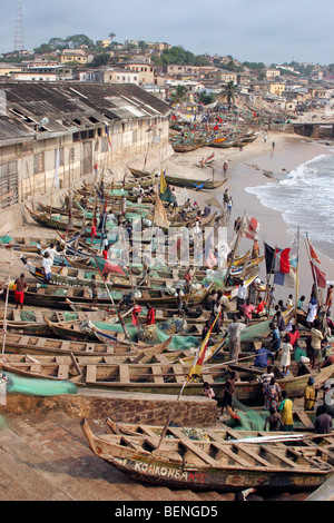 Bateaux de pêche en bois traditionnel dans le port de pêche à Cape Coast / Cabo Corso, au Ghana, en Afrique de l'Ouest Banque D'Images