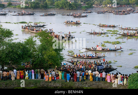 Regarder les gens Durga idol immersion dans Icchamati Bashirhat 24 Parganas Nord River district ouest du Bengale en Inde Banque D'Images