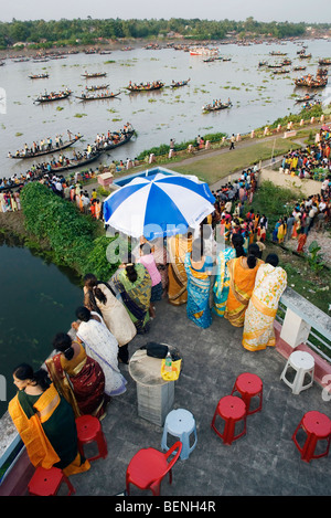 Regarder les gens Durga idol immersion dans Icchamati Bashirhat 24 Parganas Nord River district ouest du Bengale en Inde Banque D'Images