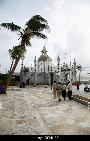 Haji Ali est un tombeau vénéré (dargah) des musulmans. Non seulement de Mumbai les gens de toutes les parties de l'Inde venu pour rendre hommage à Banque D'Images