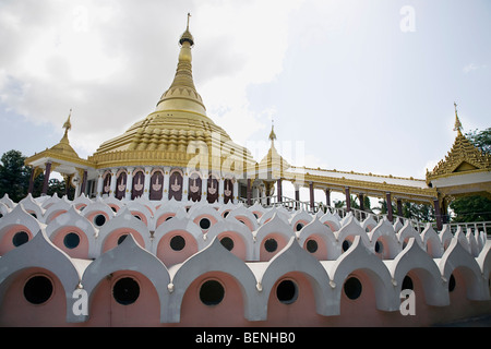 Académie internationale de Vipassana Dhamma également connu sous le nom de Giri est un centre de méditation vipassana situé à Igatpuri à Nasik Banque D'Images