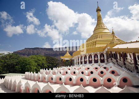 Académie internationale de Vipassana Dhamma également connu sous le nom de Giri est un centre de méditation vipassana situé à Igatpuri à Nasik Banque D'Images