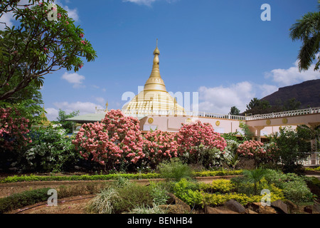 Académie internationale de Vipassana Dhamma également connu sous le nom de Giri est un centre de méditation vipassana situé à Igatpuri à Nasik Banque D'Images