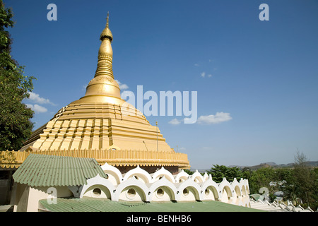 Académie internationale de Vipassana Dhamma également connu sous le nom de Giri est un centre de méditation vipassana situé à Igatpuri à Nasik Banque D'Images