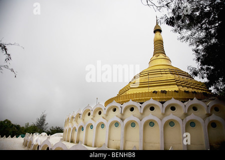 Académie internationale de Vipassana Dhamma également connu sous le nom de Giri est un centre de méditation vipassana situé à Igatpuri à Nasik Banque D'Images