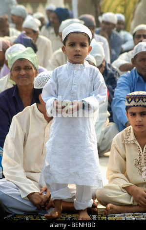 Un garçon musulman debout avec les aînés au niveau de l'Id prières à Red Road Kolkata West Bengal India Banque D'Images