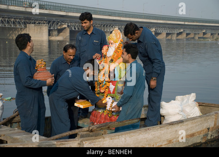 L'immergeant Seigneur Vishvakarma à rivière Yamuna Ghats Inde New Delhi Banque D'Images