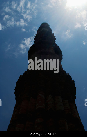 Qûtb Minâr est le minaret en brique le plus grand du monde situé au milieu des ruines des anciens temples Jains de Delhi Inde Banque D'Images