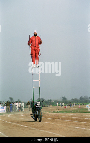 Stuntman lors des Jeux Olympiques ruraux Kila Raipur Punjab Inde Banque D'Images
