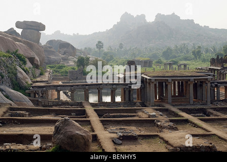 Krishna Krishna temple Bazaar partiellement effondré un temple situé au sud de Hemakuta Hill a été construit pour célébrer une armée Banque D'Images