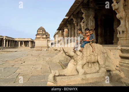 Le temple de Krishna partiellement effondré un temple situé au sud de Hemakuta Hill a été construite pour célébrer une victoire militaire du roi Banque D'Images