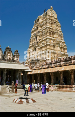 Le Temple Virupaksha temple appelé aussi Pampapathi est situé au pied du Hemakuta Hill et fut reconstruite en 1510 pour le Banque D'Images