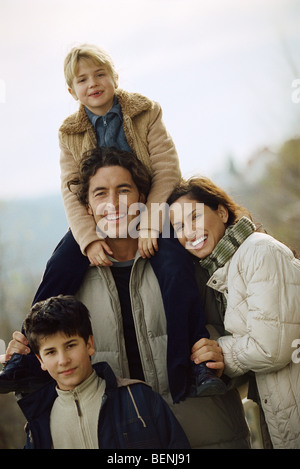 Famille ensemble outdoors, portrait Banque D'Images