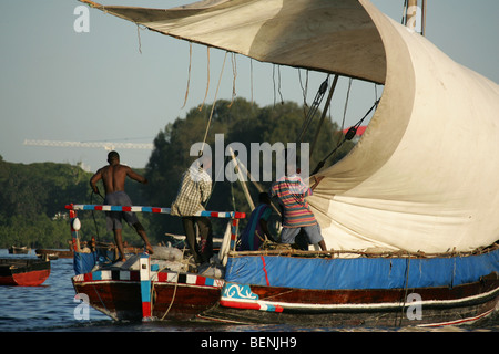 Les dhows laissant la Stonetown Harbour sur l'île de Zanzibar en Tanzanie Banque D'Images