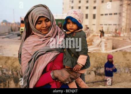 Travailleur de la construction d'une femme tenant son enfant Delhi Inde Banque D'Images