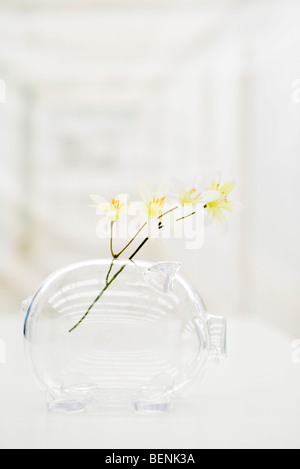 Tirelire utilisé comme vase à fleurs Banque D'Images