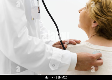 Médecin à l'écoute de dos du patient avec stéthoscope, cropped Banque D'Images