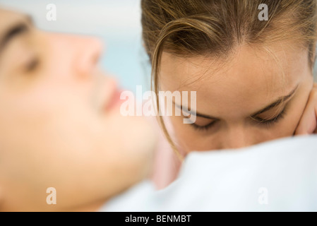 Femme avec la tête en bas, l'homme endormi en premier plan Banque D'Images