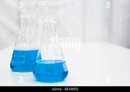 Béchers contenant un liquide bleu Banque D'Images