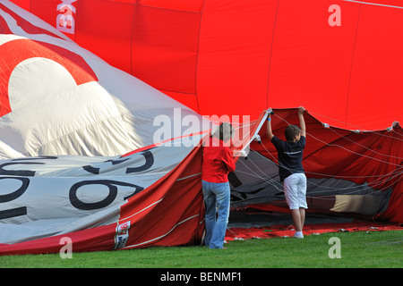 Aérostiers / Aéronautes se préparent en montgolfière au cours de réunion de la montgolfière Banque D'Images