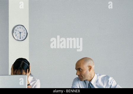 Employée de bureau collègue dérange Banque D'Images