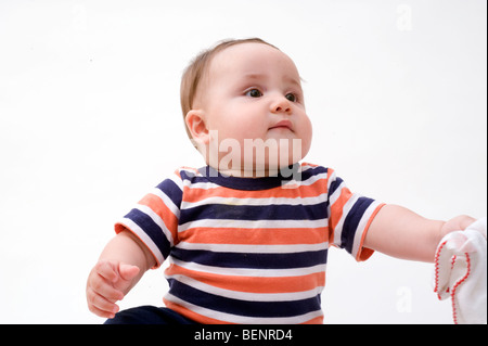 Huit mois Hispanic boy sur fond blanc. Parution du modèle. Banque D'Images