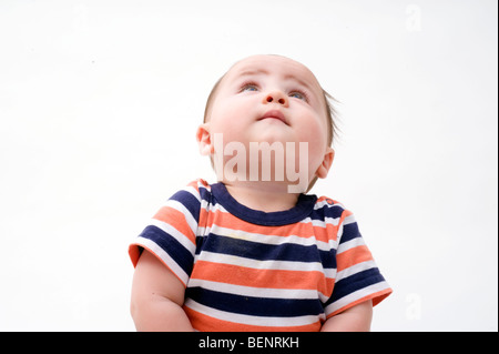 Huit mois Hispanic boy sur fond blanc. Parution du modèle. Banque D'Images