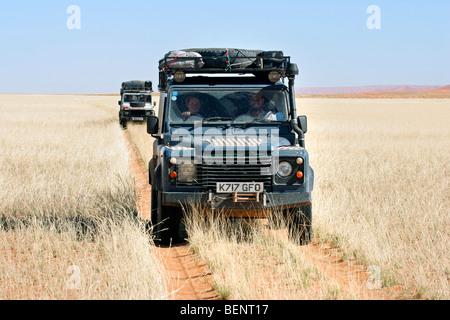 Off-road de véhicules à quatre roues motrices de la conduite sur piste de savane en Namibie, Afrique du Sud Banque D'Images