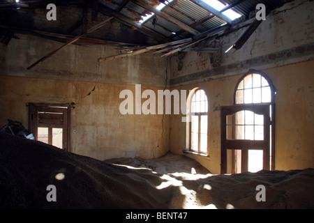 Chambre remplie de sable dans la ville fantôme Kolmanskop, une ville minière abandonnée dans le désert, Luderitz, Namibie, Afrique du Sud Banque D'Images