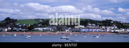 Vue panoramique sur la station de Devon Instow vue de l'autre côté de la rivière Torridge de Hartland. Banque D'Images