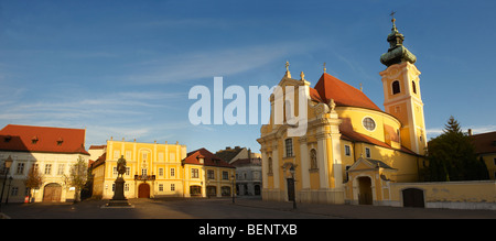 Vue panoramique de l'église des Carmélites de nuit - ( Győr ) Hongrie Banque D'Images