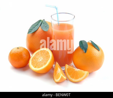 Tangerin de pamplemousse et d'orange et jus de verre sur un fond blanc Banque D'Images