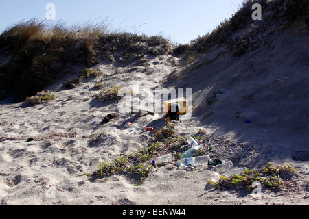 La POLLUTION EN PLASTIQUE ET DES DÉCHETS échoués sur une île grecque. Banque D'Images