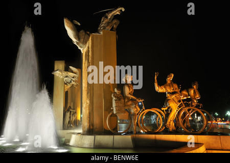 Sculptures avec fontaine de nuit à l'Het Zand square dans la ville de Bruges, Flandre occidentale, Belgique Banque D'Images