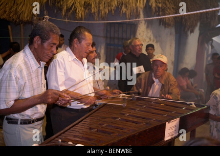 Noël GUATEMALA Posada, Flores, El Petén. Les hommes jouant au marimba. Photographie par SEAN SPRAGUE Banque D'Images