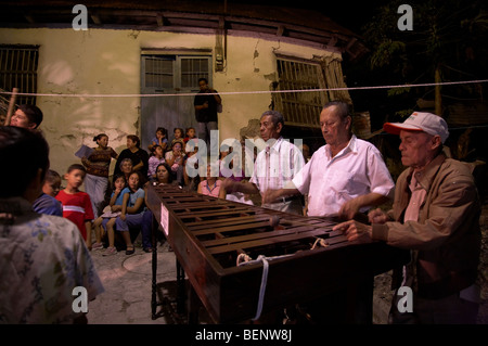 Noël GUATEMALA Posada, Flores, El Petén. Les hommes jouant au marimba. Photographie par SEAN SPRAGUE Banque D'Images