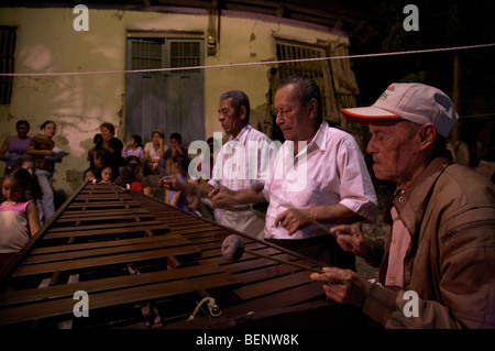 Noël GUATEMALA Posada, Flores, El Petén. Les hommes jouant au marimba. Photographie par SEAN SPRAGUE Banque D'Images