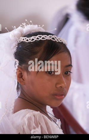 Première communion catholique du Guatemala et de masse aux Remate, El Petén. Les filles et les musiciens lors d'une cérémonie. Banque D'Images