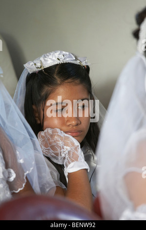 Première communion catholique du Guatemala et de masse aux Remate, El Petén. Jeune fille en attente de donner la première confession. Banque D'Images