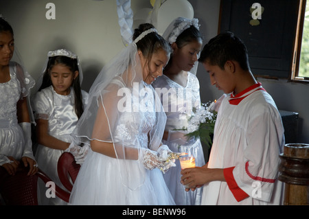 Première communion catholique du Guatemala et de masse aux Remate, El Petén. Les filles et les musiciens lors d'une cérémonie. Banque D'Images