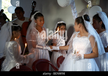 Première communion catholique du Guatemala et de masse aux Remate, El Petén. Photographie par SEAN SPRAGUE 2008 Banque D'Images