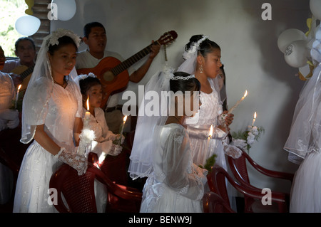 Première communion catholique du Guatemala et de masse aux Remate, El Petén. Photographie par SEAN SPRAGUE 2008 Banque D'Images