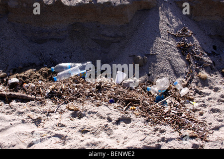 La POLLUTION EN PLASTIQUE ET DES DÉCHETS échoués sur une île grecque. Banque D'Images