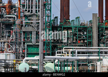 Raffinerie de pétrole dans l'industrie pétrochimique dans le port d'Anvers, Belgique Banque D'Images