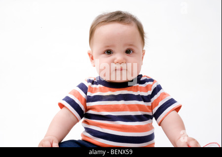 Huit mois Hispanic boy sur fond blanc. Parution du modèle. Banque D'Images